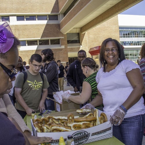 2015 Fall Open House students getting a free pretzel