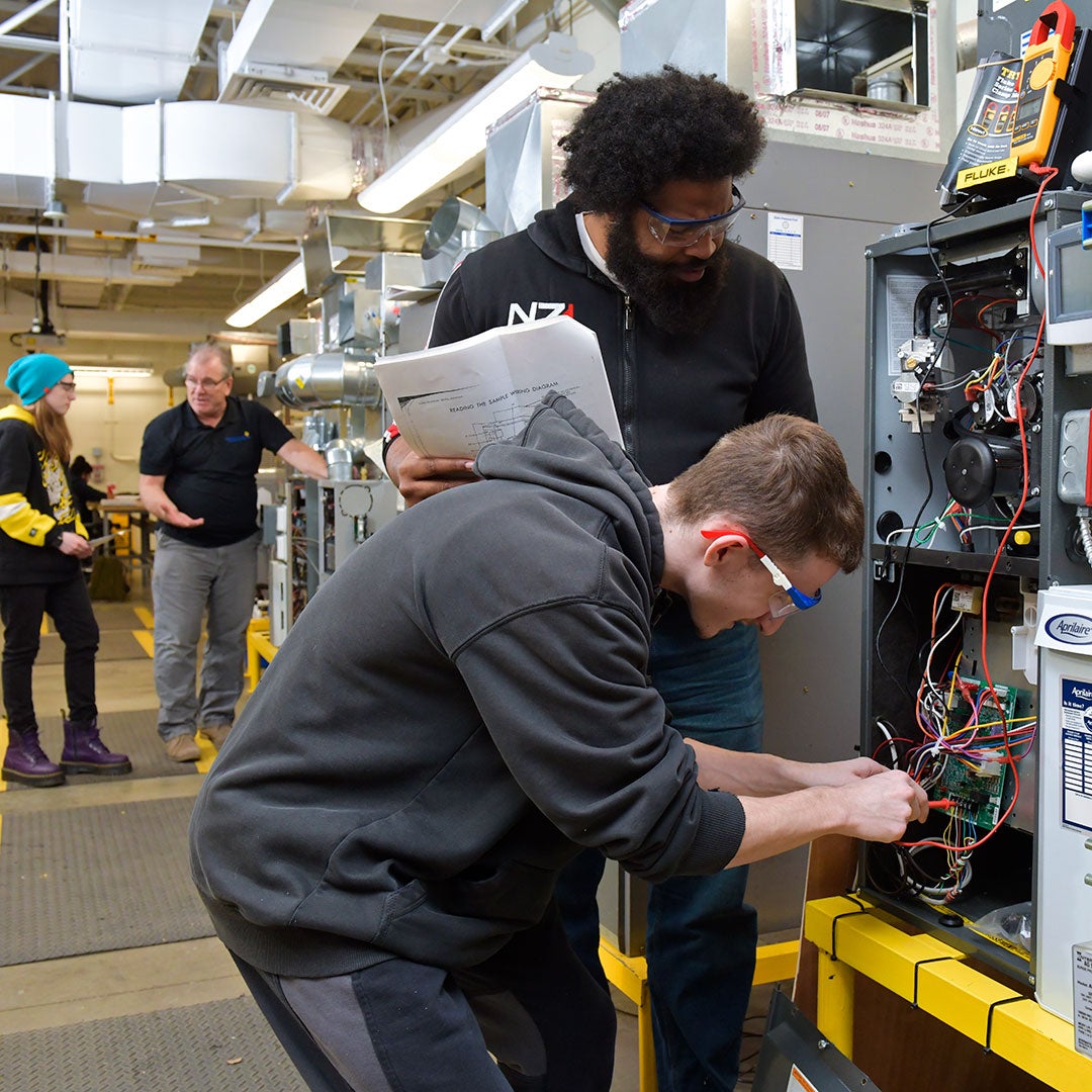 Building and Facilities management students in lab.
